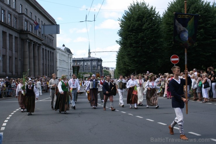 XXV Vispārējo latviešu Dziesmu un XV Deju svētku gājiens - bildēs meklē sevi vai savu kolektīvu. 98951