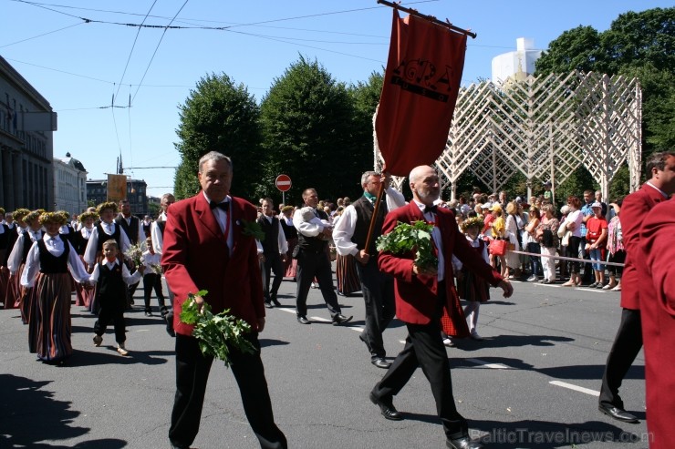 XXV Vispārējo latviešu Dziesmu un XV Deju svētku gājiens - bildēs meklē sevi vai savu kolektīvu. 99259