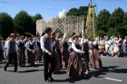 XXV Vispārējo latviešu Dziesmu un XV Deju svētku gājiens - bildēs meklē sevi vai savu kolektīvu. 93