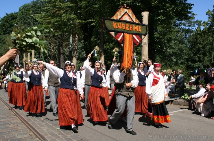 XXV Vispārējo latviešu Dziesmu un XV Deju svētku gājiens - bildēs meklē sevi vai savu kolektīvu. 99274