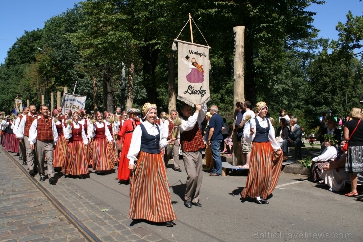 XXV Vispārējo latviešu Dziesmu un XV Deju svētku gājiens - bildēs meklē sevi vai savu kolektīvu. 99276