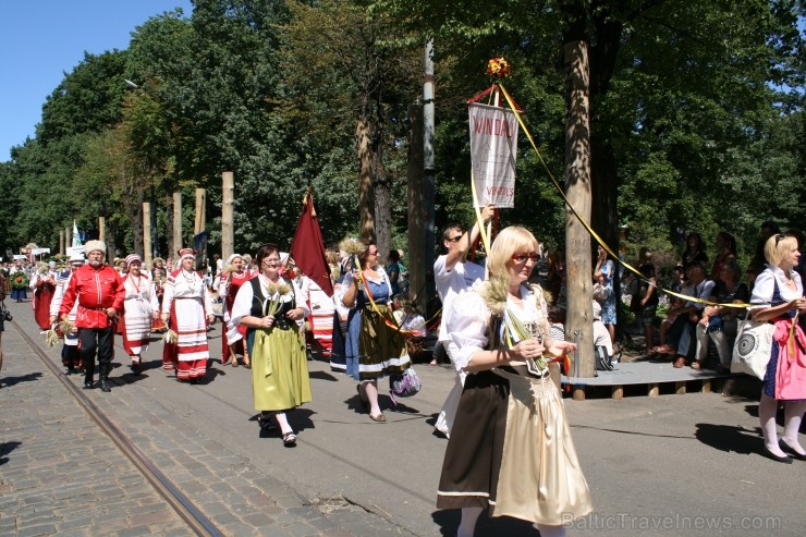 XXV Vispārējo latviešu Dziesmu un XV Deju svētku gājiens - bildēs meklē sevi vai savu kolektīvu. 99284