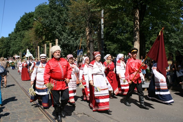 XXV Vispārējo latviešu Dziesmu un XV Deju svētku gājiens - bildēs meklē sevi vai savu kolektīvu. 99285