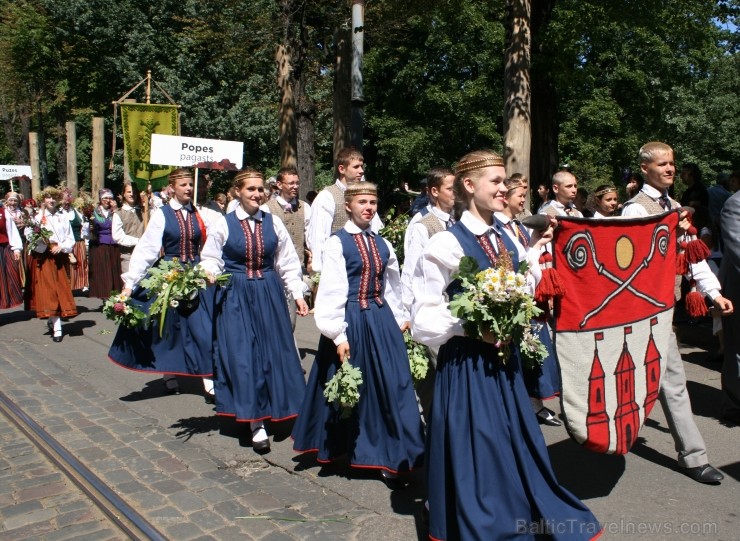 XXV Vispārējo latviešu Dziesmu un XV Deju svētku gājiens - bildēs meklē sevi vai savu kolektīvu. 99289