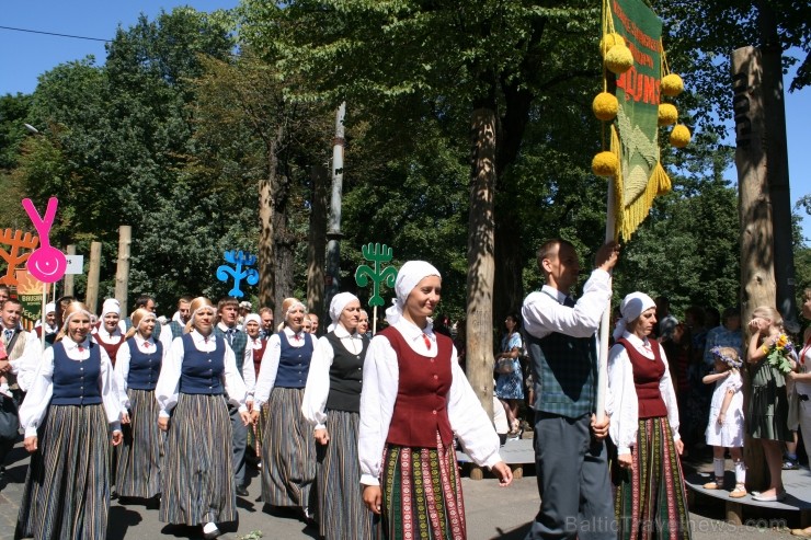 XXV Vispārējo latviešu Dziesmu un XV Deju svētku gājiens - bildēs meklē sevi vai savu kolektīvu. 99313