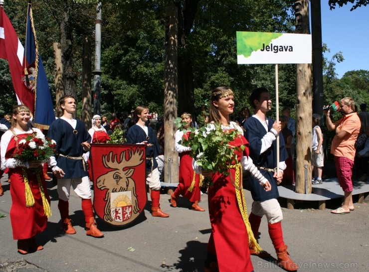 XXV Vispārējo latviešu Dziesmu un XV Deju svētku gājiens - bildēs meklē sevi vai savu kolektīvu. 99335