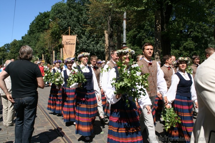 XXV Vispārējo latviešu Dziesmu un XV Deju svētku gājiens - bildēs meklē sevi vai savu kolektīvu. 99338