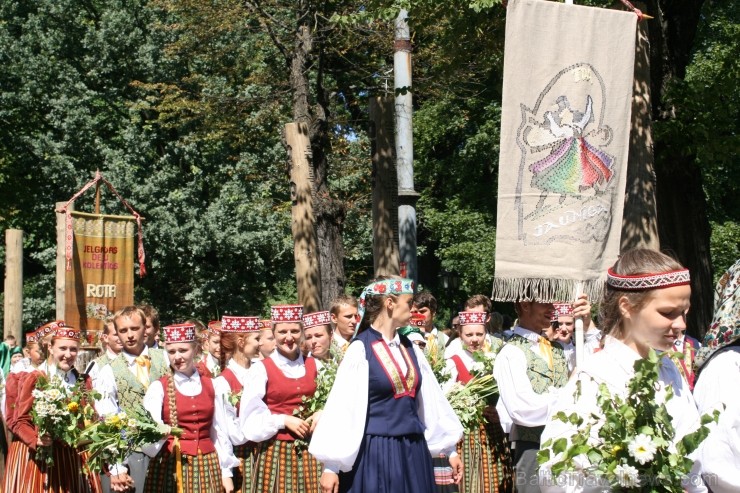 XXV Vispārējo latviešu Dziesmu un XV Deju svētku gājiens - bildēs meklē sevi vai savu kolektīvu. 99343