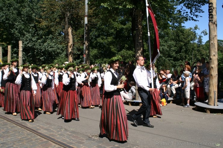 XXV Vispārējo latviešu Dziesmu un XV Deju svētku gājiens - bildēs meklē sevi vai savu kolektīvu. 99348