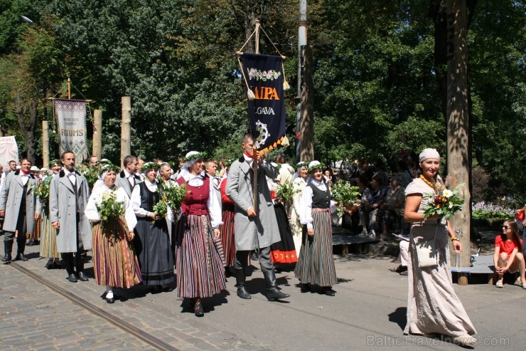 XXV Vispārējo latviešu Dziesmu un XV Deju svētku gājiens - bildēs meklē sevi vai savu kolektīvu. 99355