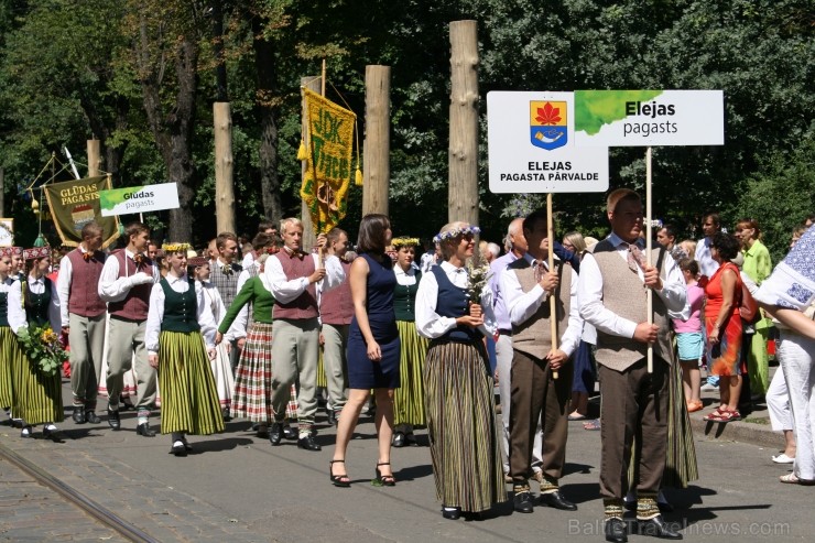 XXV Vispārējo latviešu Dziesmu un XV Deju svētku gājiens - bildēs meklē sevi vai savu kolektīvu. 99361