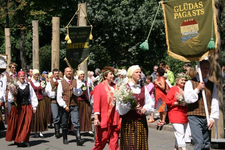 XXV Vispārējo latviešu Dziesmu un XV Deju svētku gājiens - bildēs meklē sevi vai savu kolektīvu. 99362