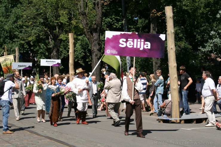 XXV Vispārējo latviešu Dziesmu un XV Deju svētku gājiens - bildēs meklē sevi vai savu kolektīvu. 99497