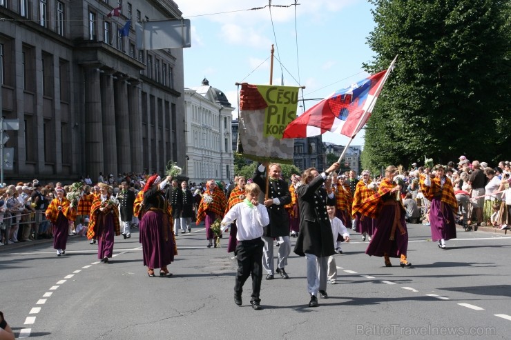 XXV Vispārējo latviešu Dziesmu un XV Deju svētku gājiens - bildēs meklē sevi vai savu kolektīvu. 99509