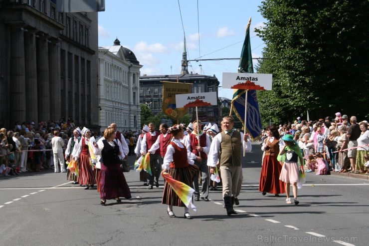 XXV Vispārējo latviešu Dziesmu un XV Deju svētku gājiens - bildēs meklē sevi vai savu kolektīvu. 99512