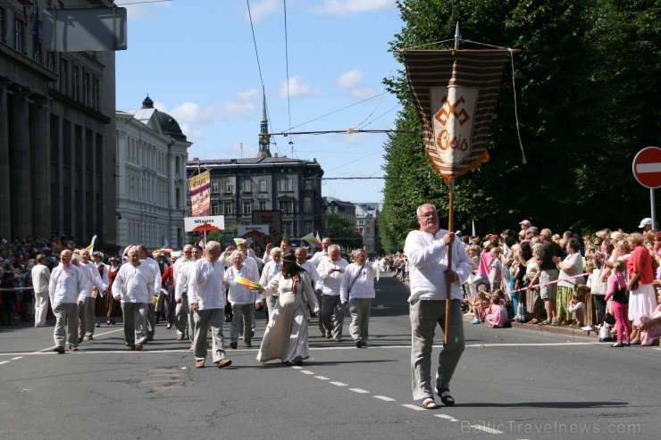 XXV Vispārējo latviešu Dziesmu un XV Deju svētku gājiens - bildēs meklē sevi vai savu kolektīvu. 99515