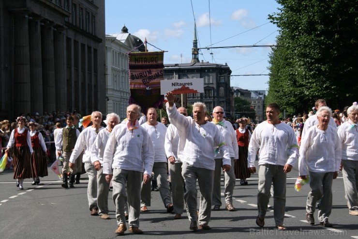 XXV Vispārējo latviešu Dziesmu un XV Deju svētku gājiens - bildēs meklē sevi vai savu kolektīvu. 99516