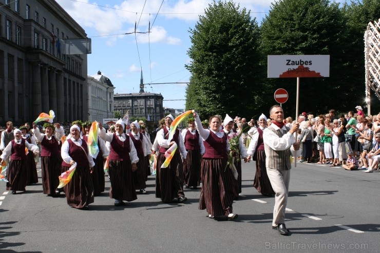 XXV Vispārējo latviešu Dziesmu un XV Deju svētku gājiens - bildēs meklē sevi vai savu kolektīvu. 99520