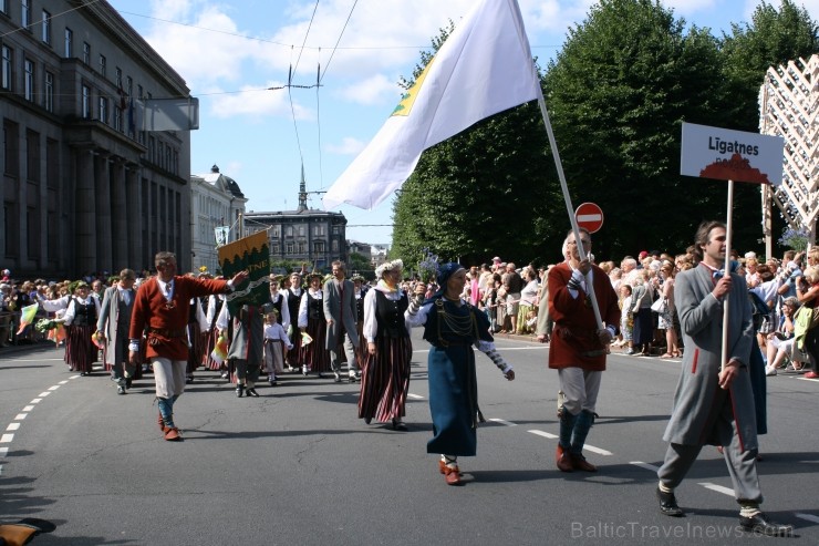 XXV Vispārējo latviešu Dziesmu un XV Deju svētku gājiens - bildēs meklē sevi vai savu kolektīvu. 99525