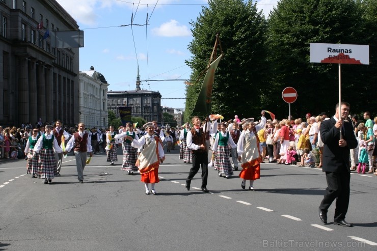 XXV Vispārējo latviešu Dziesmu un XV Deju svētku gājiens - atrodi savu kolektīvu (5.daļa) 99547