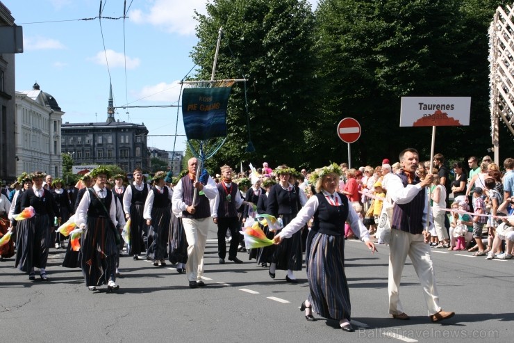 XXV Vispārējo latviešu Dziesmu un XV Deju svētku gājiens - atrodi savu kolektīvu (5.daļa) 99556