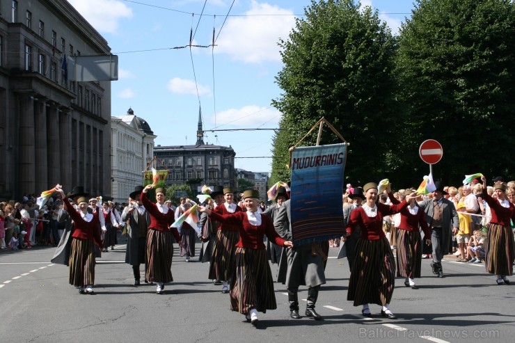 XXV Vispārējo latviešu Dziesmu un XV Deju svētku gājiens - atrodi savu kolektīvu (5.daļa) 99558