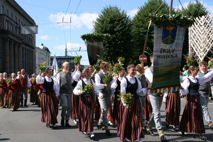 XXV Vispārējo latviešu Dziesmu un XV Deju svētku gājiens - atrodi savu kolektīvu (5.daļa) 99565