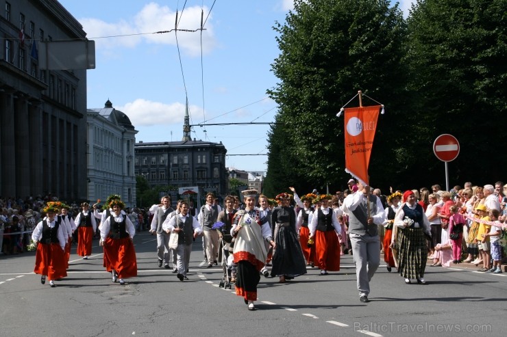 XXV Vispārējo latviešu Dziesmu un XV Deju svētku gājiens - atrodi savu kolektīvu (5.daļa) 99572