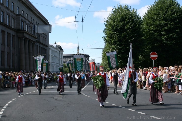 XXV Vispārējo latviešu Dziesmu un XV Deju svētku gājiens - atrodi savu kolektīvu (5.daļa) 99575