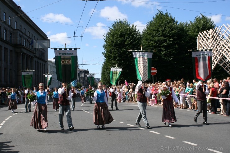 XXV Vispārējo latviešu Dziesmu un XV Deju svētku gājiens - atrodi savu kolektīvu (5.daļa) 99577