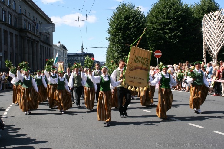 XXV Vispārējo latviešu Dziesmu un XV Deju svētku gājiens - atrodi savu kolektīvu (5.daļa) 99592