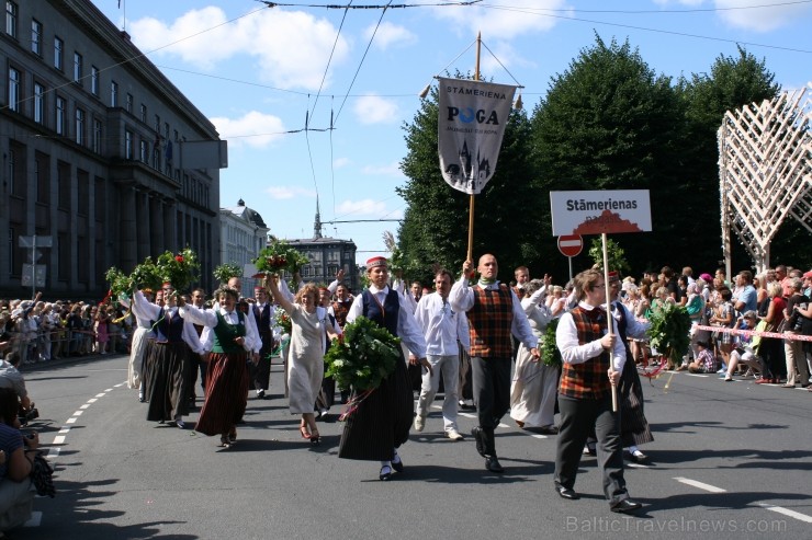 XXV Vispārējo latviešu Dziesmu un XV Deju svētku gājiens - bildēs meklē sevi vai savu kolektīvu. 99612