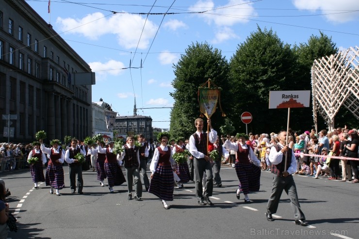 XXV Vispārējo latviešu Dziesmu un XV Deju svētku gājiens - bildēs meklē sevi vai savu kolektīvu. 99613