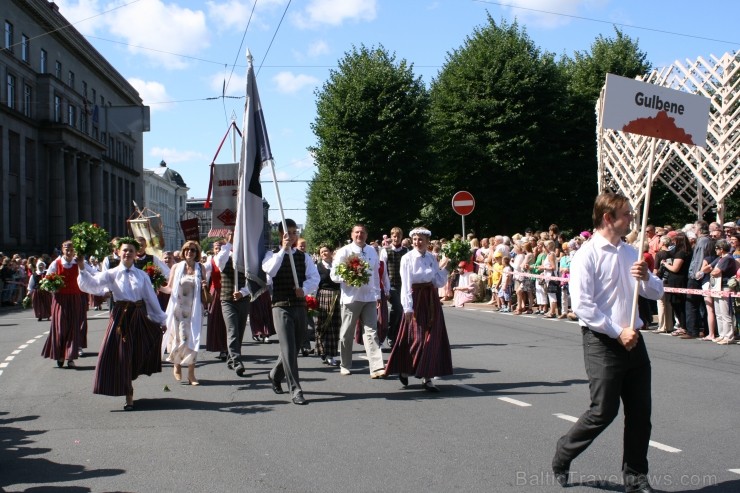 XXV Vispārējo latviešu Dziesmu un XV Deju svētku gājiens - bildēs meklē sevi vai savu kolektīvu. 99618