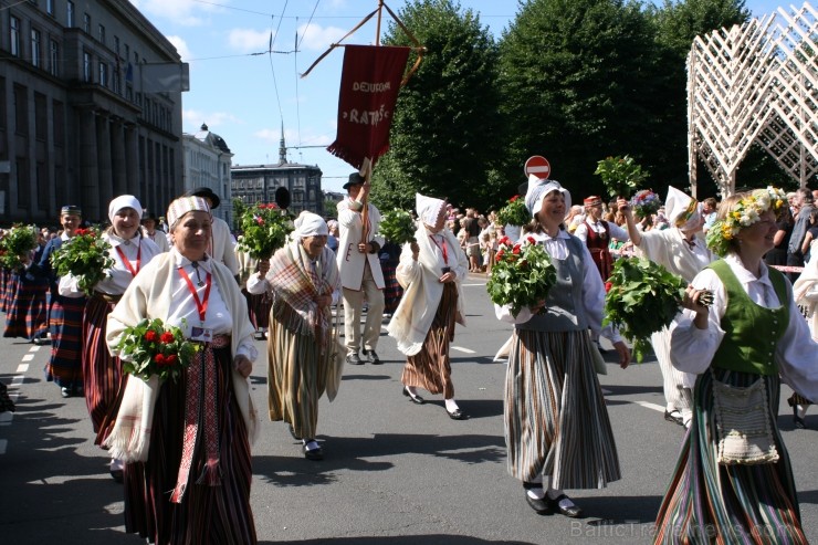 XXV Vispārējo latviešu Dziesmu un XV Deju svētku gājiens - bildēs meklē sevi vai savu kolektīvu. 99619