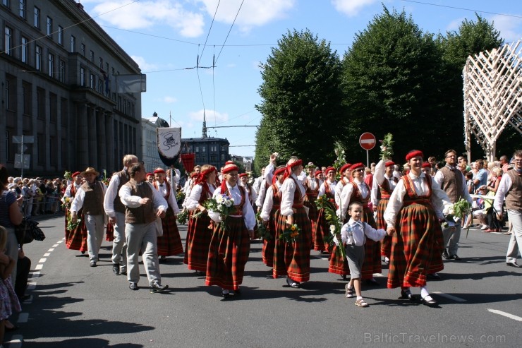 XXV Vispārējo latviešu Dziesmu un XV Deju svētku gājiens - bildēs meklē sevi vai savu kolektīvu. 99628