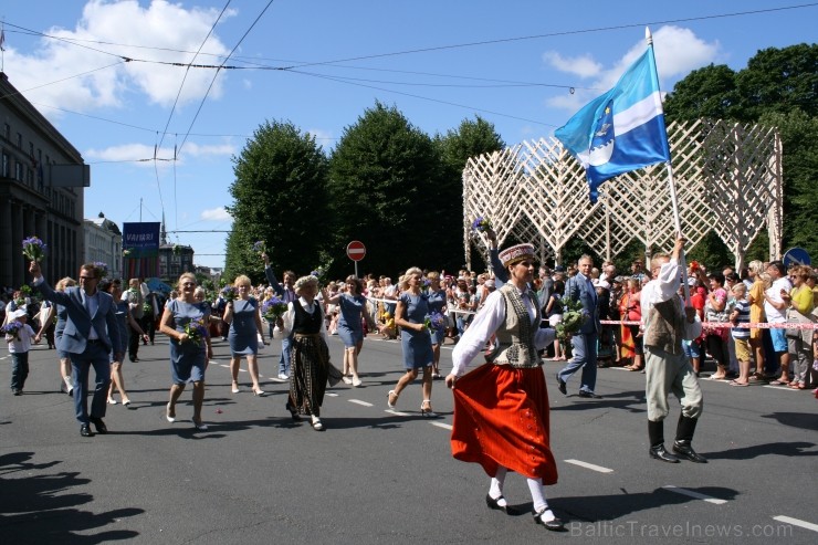 XXV Vispārējo latviešu Dziesmu un XV Deju svētku gājiens - bildēs meklē sevi vai savu kolektīvu. 99640