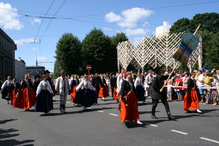 XXV Vispārējo latviešu Dziesmu un XV Deju svētku gājiens - bildēs meklē sevi vai savu kolektīvu. 99647