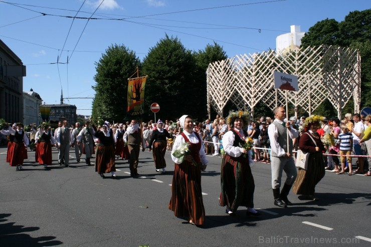 XXV Vispārējo latviešu Dziesmu un XV Deju svētku gājiens - bildēs meklē sevi vai savu kolektīvu. 99655