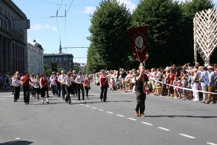 XXV Vispārējo latviešu Dziesmu un XV Deju svētku gājiens - bildēs meklē sevi vai savu kolektīvu. 99691