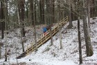 Vasarā taka veicama ar bašām kājām, taču ar sniegu bagātā ziemā Sajūtu parkā iespējams doties pastaigā speciālās sniega kurpēs 12