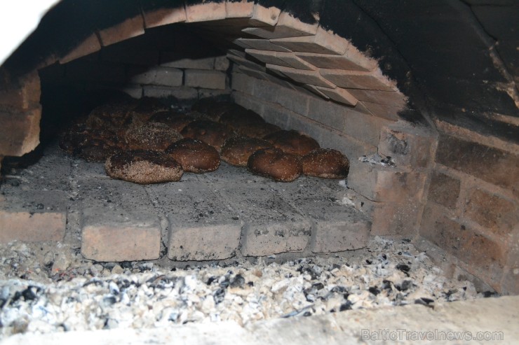 Pēc sarunās pagājušās maltītes un saimnieču cildināšanas kukulīši jau ir ieguvuši savu smeķīgo brūnumu un gaida savus saimniekus. 119525