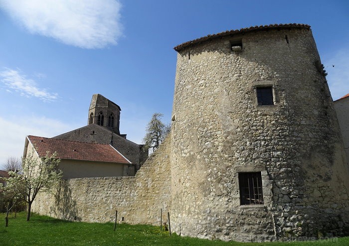 Brīnumains viduslaiku ciems Charroux gaida ciemos romantikas mīlētājus www.charroux.com 119862