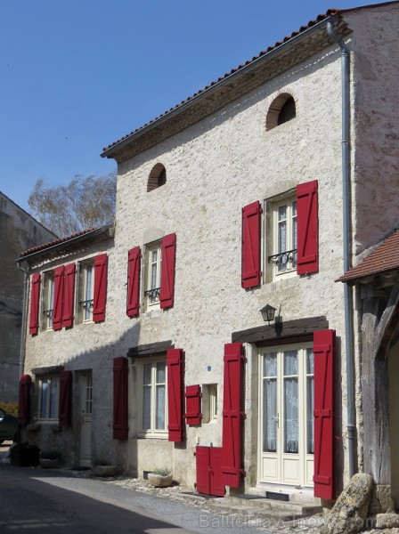 Brīnumains viduslaiku ciems Charroux gaida ciemos romantikas mīlētājus www.charroux.com 119864