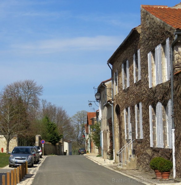 Brīnumains viduslaiku ciems Charroux gaida ciemos romantikas mīlētājus www.charroux.com 119868