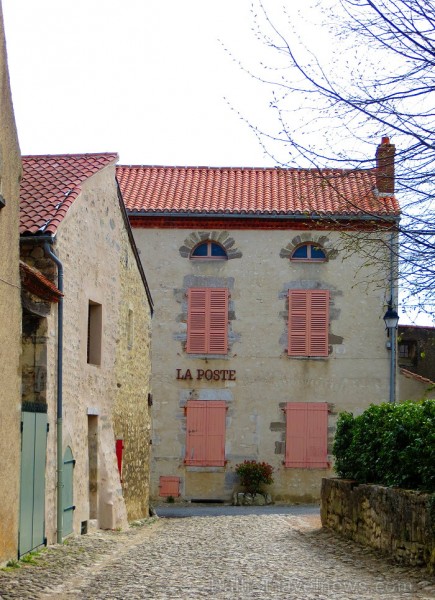 Brīnumains viduslaiku ciems Charroux gaida ciemos romantikas mīlētājus www.charroux.com 119878