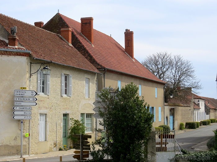 Brīnumains viduslaiku ciems Charroux gaida ciemos romantikas mīlētājus www.charroux.com 119884