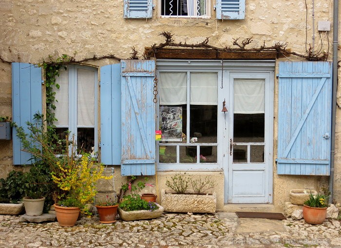 Brīnumains viduslaiku ciems Charroux gaida ciemos romantikas mīlētājus www.charroux.com 119886