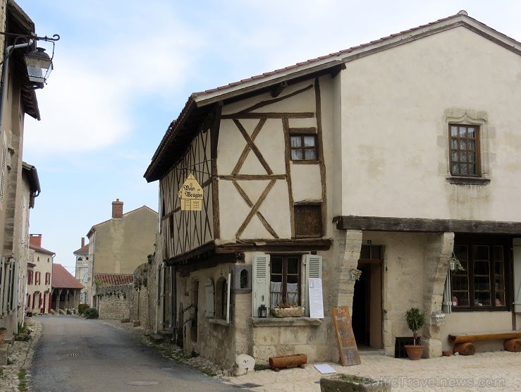 Brīnumains viduslaiku ciems Charroux gaida ciemos romantikas mīlētājus www.charroux.com 119891