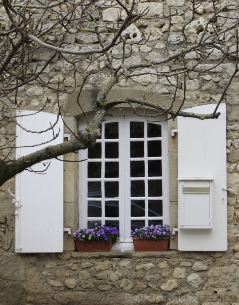 Brīnumains viduslaiku ciems Charroux gaida ciemos romantikas mīlētājus www.charroux.com 119893